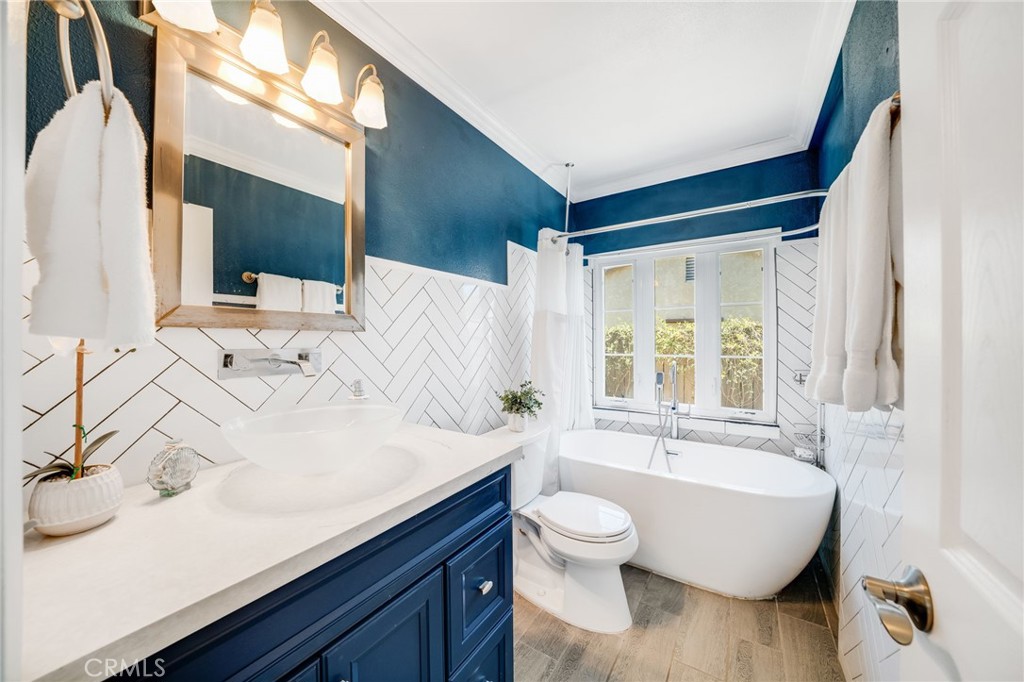 1935 Adobe Avenue Corona, CA 92882 - Photo 3 of 45 a spacious bathroom with a sink double vanity mirror and a bathtub