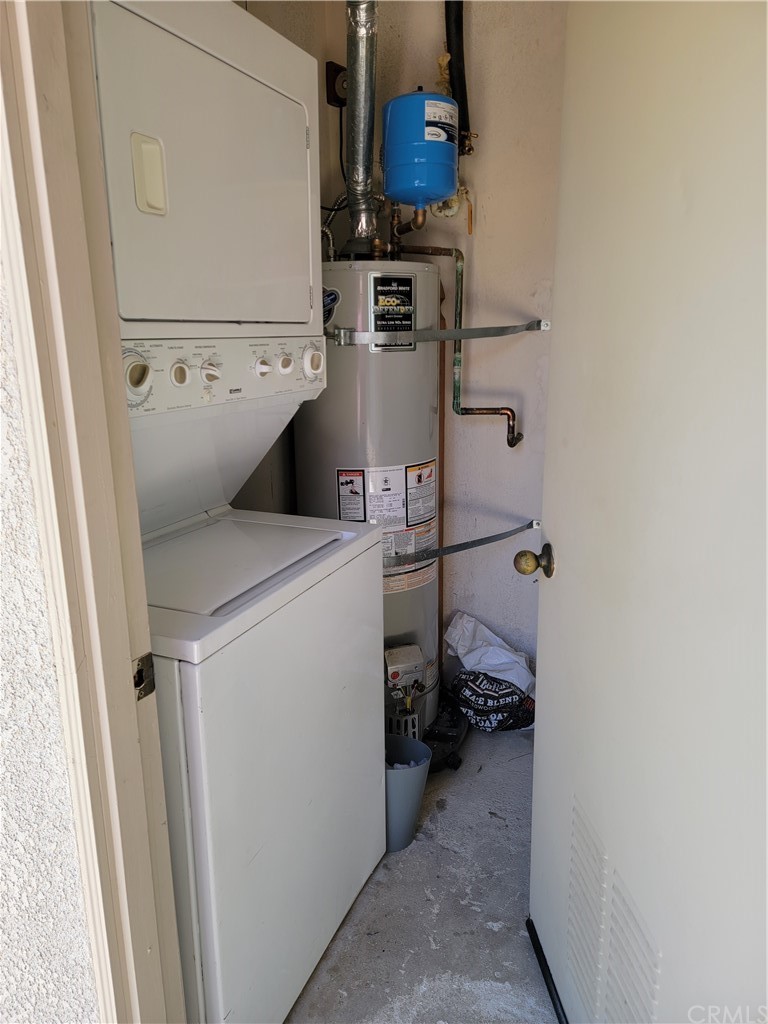 291 Chaumont Circle Lake Forest, CA 92610 - Photo 6 of 13 a utility room with dryer and washer