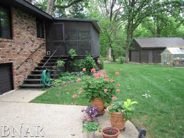 5801 Viking Road Clinton, IL 61727 - Photo 5 of 27 a backyard of a house with lots of green space