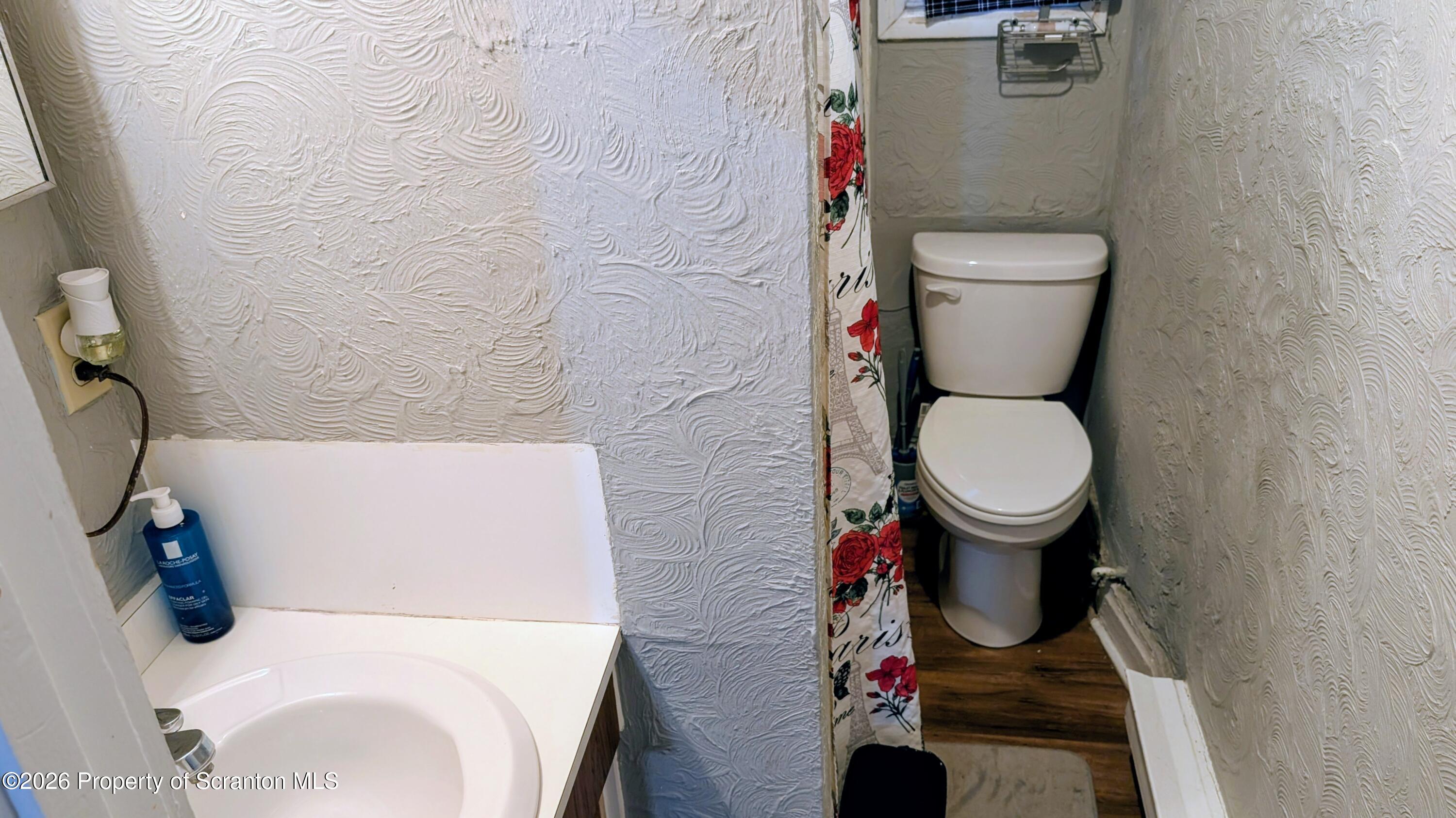 734 South Main Street Taylor, PA 18517 - Photo 31 of 37 Full Bathroom