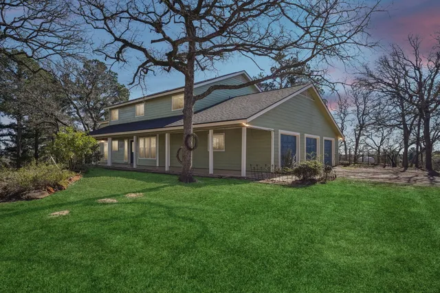 a view of a house with a backyard