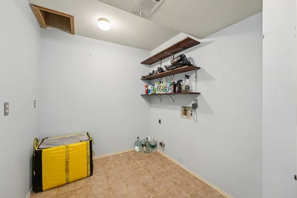 $1,100,000 | 407 Country Lane, McDade, TX 78650