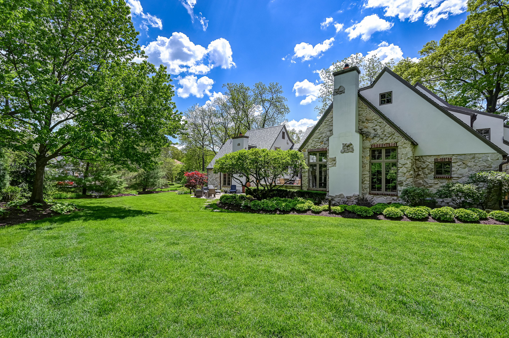 5 Norman Court Burr Ridge, IL 60527 - Photo 52 of 52 a front view of a house with garden