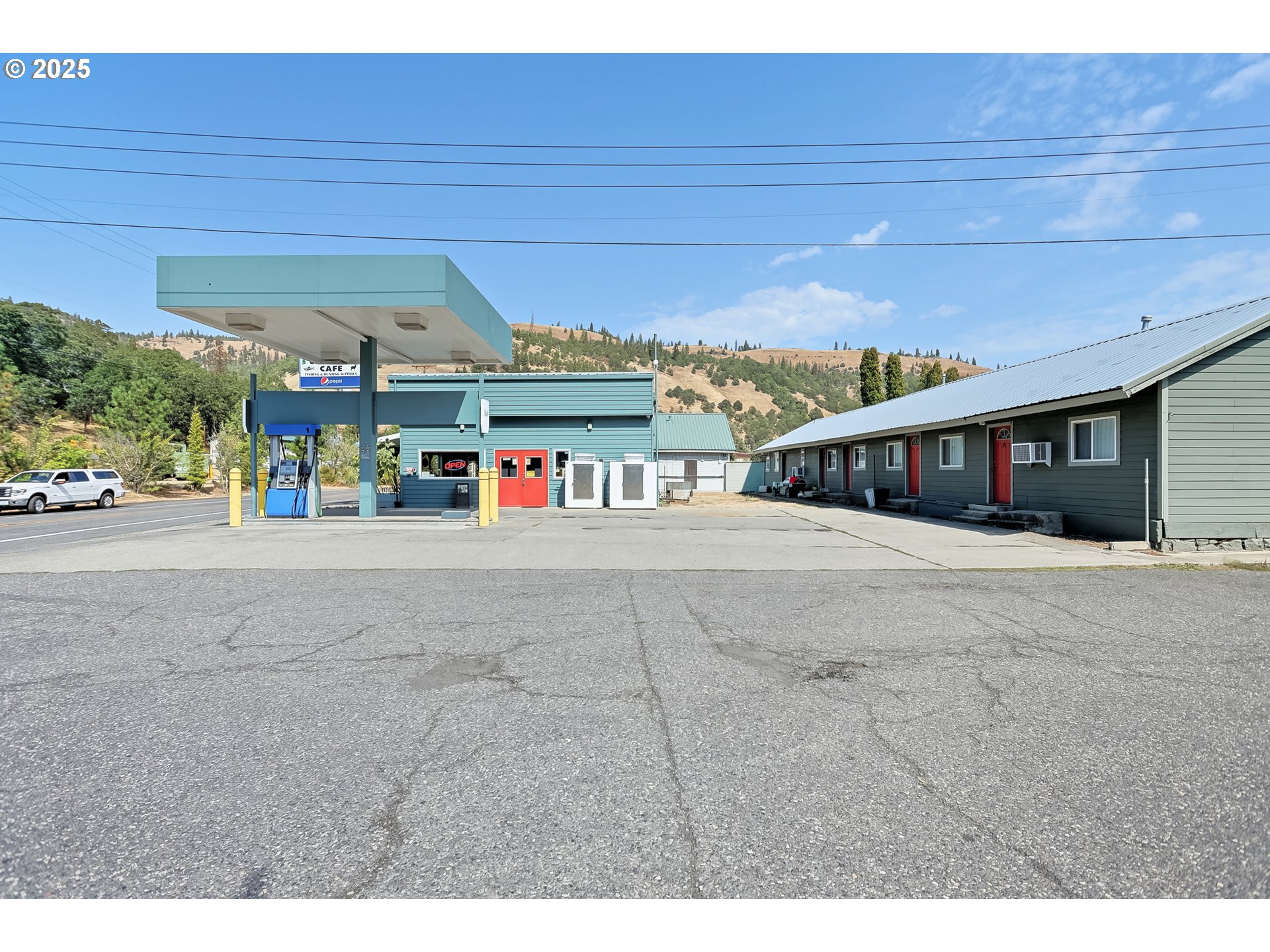 101 Main Street Klickitat, WA 98628 - Photo 13 of 33 a view of an chairs and table in the patio