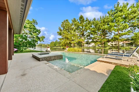 $1,548,000 | 19 Paloma Bend Place, The Woodlands, TX 77389