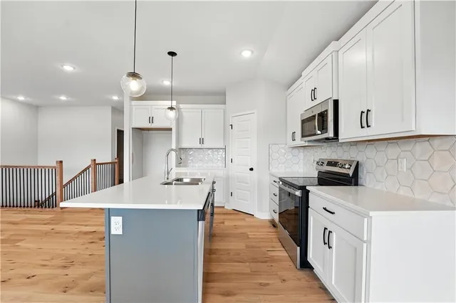 $434,900 | 778 Creekmoor Drive, Raymore, MO 64083