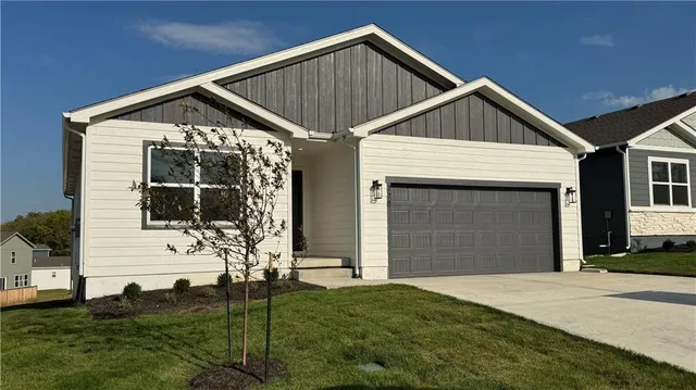 $434,900 | 778 Creekmoor Drive, Raymore, MO 64083