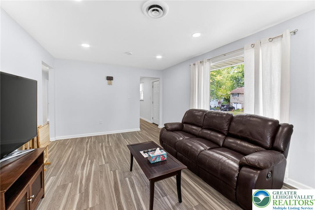 1305 Statten Avenue Bethlehem, PA 18017 - Photo 9 of 20