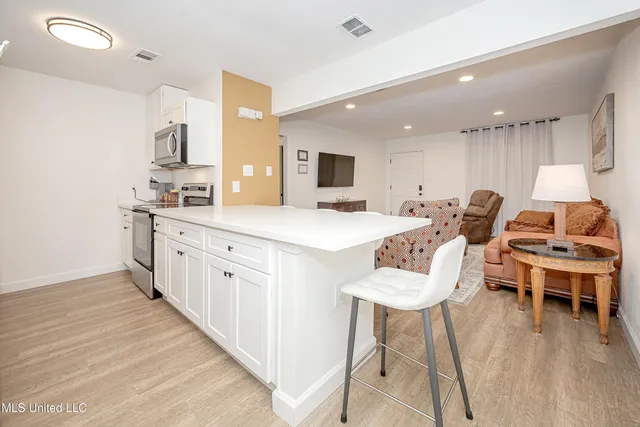 $2,000 | 114 Ethel Circle, Unit 8, Ocean Springs, MS 39564