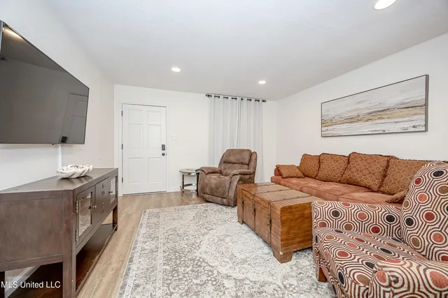 $2,000 | 114 Ethel Circle, Unit 8, Ocean Springs, MS 39564