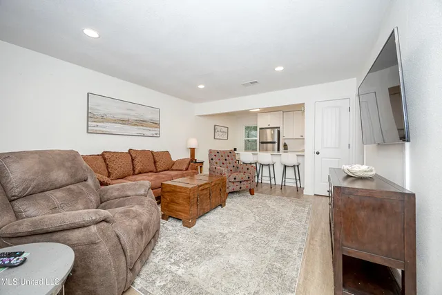 $2,000 | 114 Ethel Circle, Unit 8, Ocean Springs, MS 39564