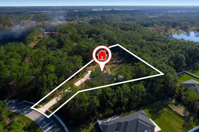 a view of a house with backyard and garden