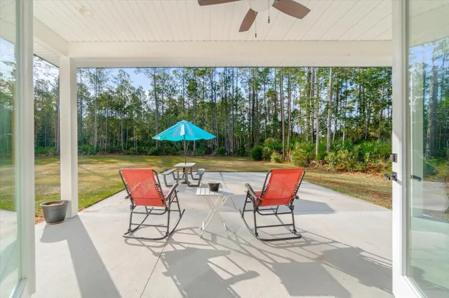 a view of a house with backyard