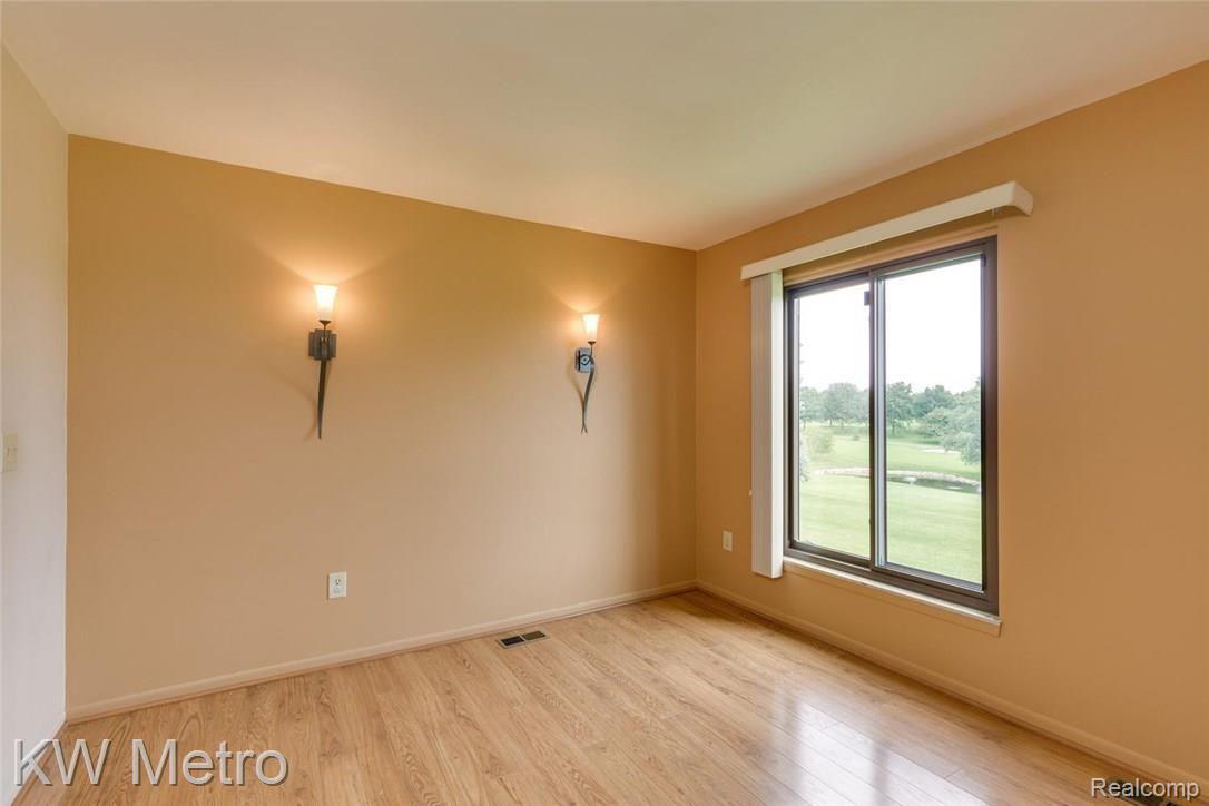 990 Golfview Court, Unit 5 Rochester, MI 48307 - Photo 9 of 25 990 Golfview Court 5 Rochester-large-009-17-Living Room-1500x1000-72dpi.jpg