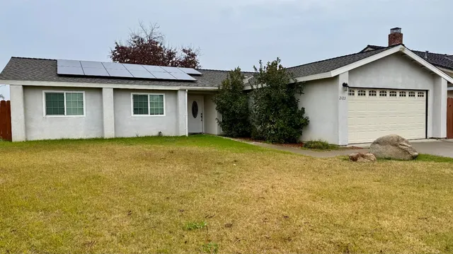 a view of a house with backyard and garden