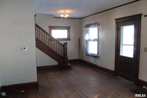 a view of an entryway with a workspace