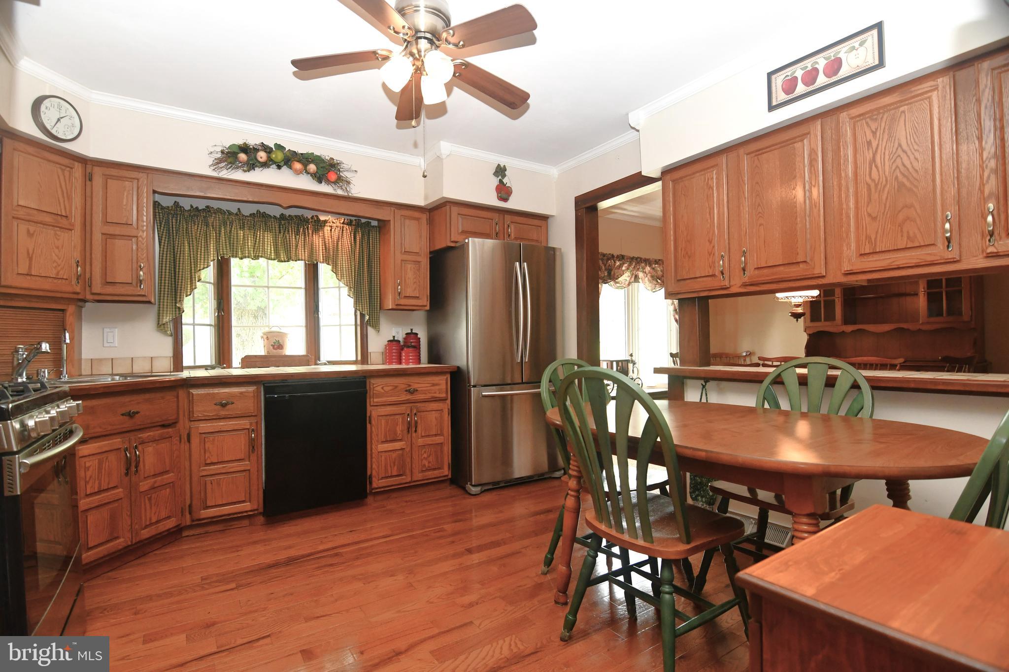 811 Phillips Road Warminster, PA 18974 - Photo 6 of 33 Eat-In Kitchen!