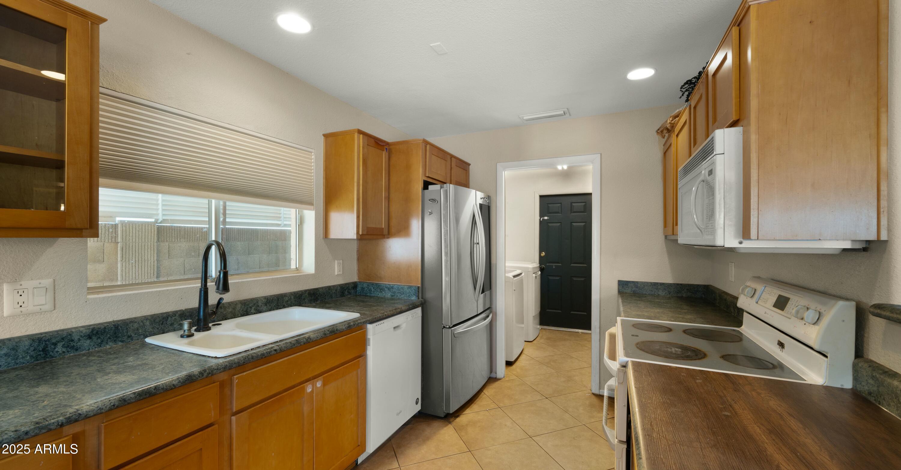 5833 West Hearn Road Glendale, AZ 85306 - Photo 8 of 25 Kitchen