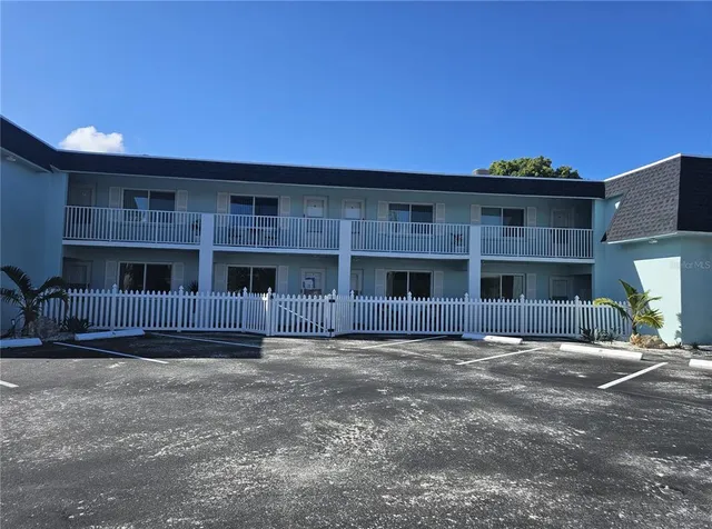 $1,800 | 350 73rd Avenue, Unit 4, St. Pete Beach, FL 33706