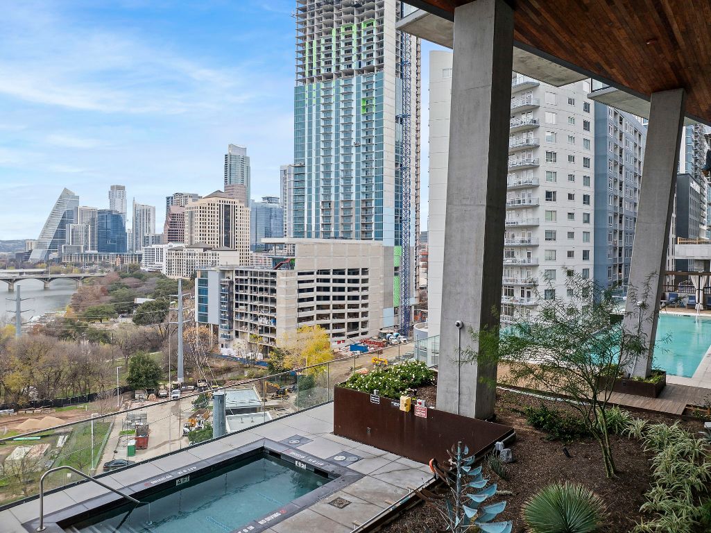 70 Rainey Street, Unit 2701 Austin, TX 78701 - Photo 34 of 40 a view of city from balcony