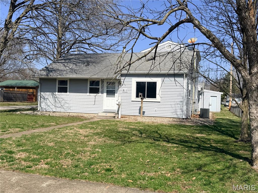 811 Smith Lane Hillsboro, IL 62049 - Photo 1 of 32