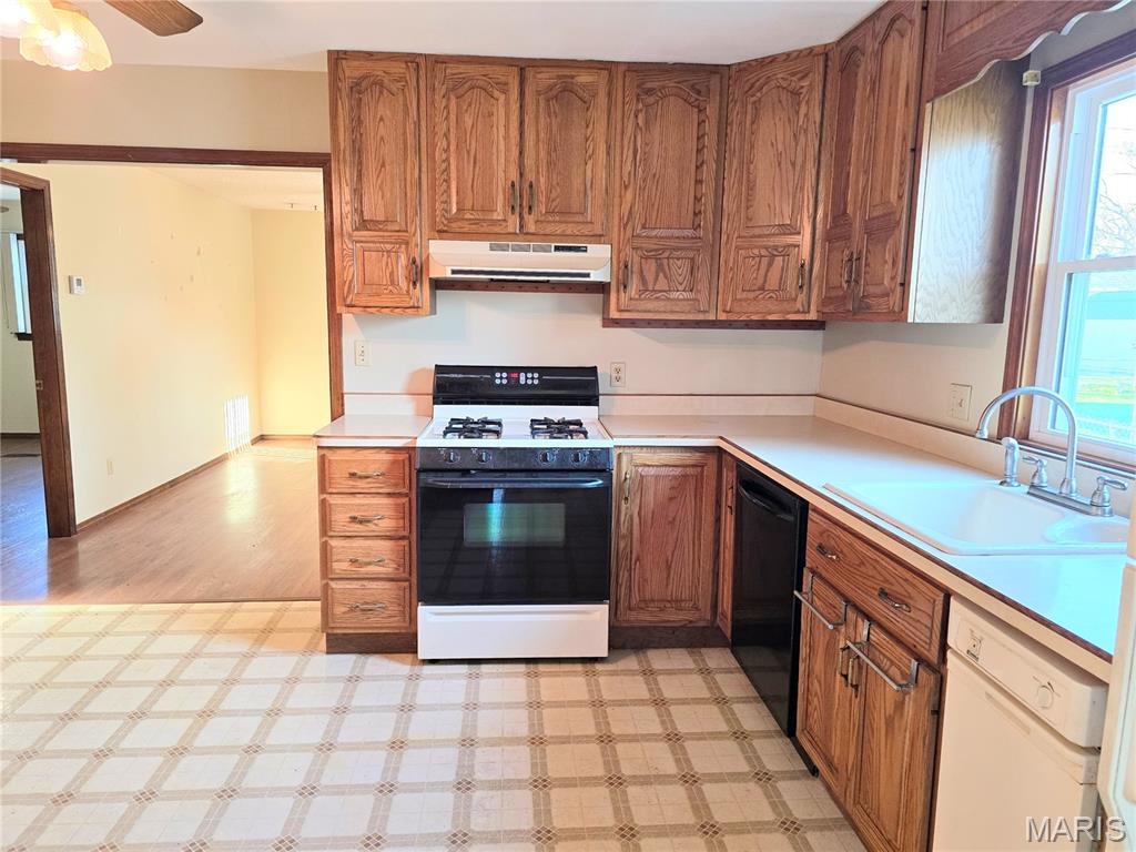 811 Smith Lane Hillsboro, IL 62049 - Photo 12 of 32