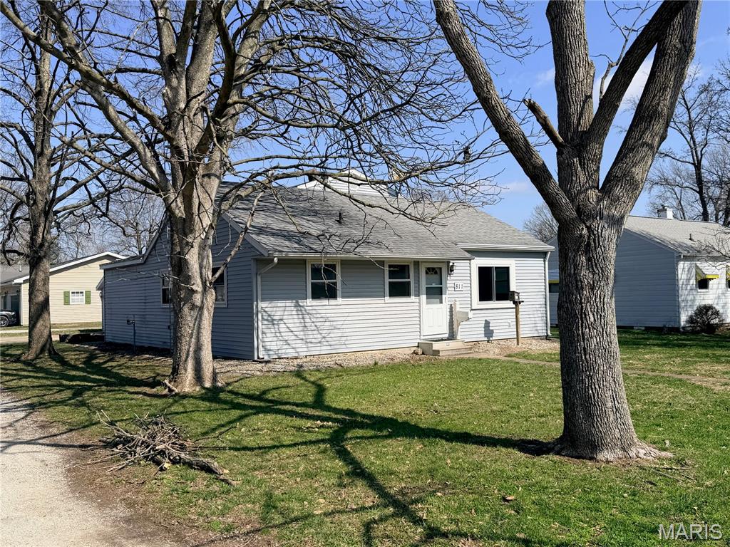 811 Smith Lane Hillsboro, IL 62049 - Photo 2 of 32