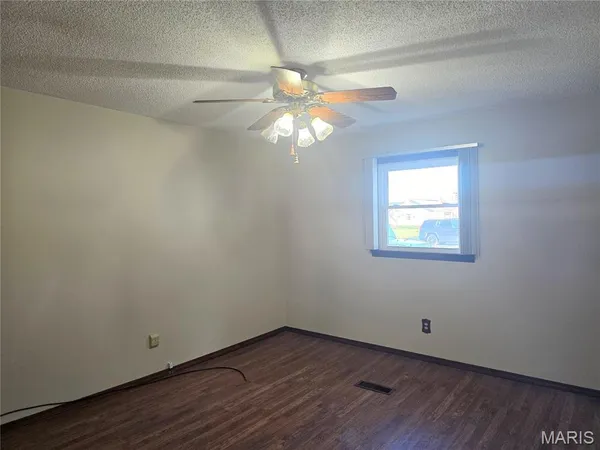 $142,000 | 811 Smith Lane, Hillsboro, IL 62049
