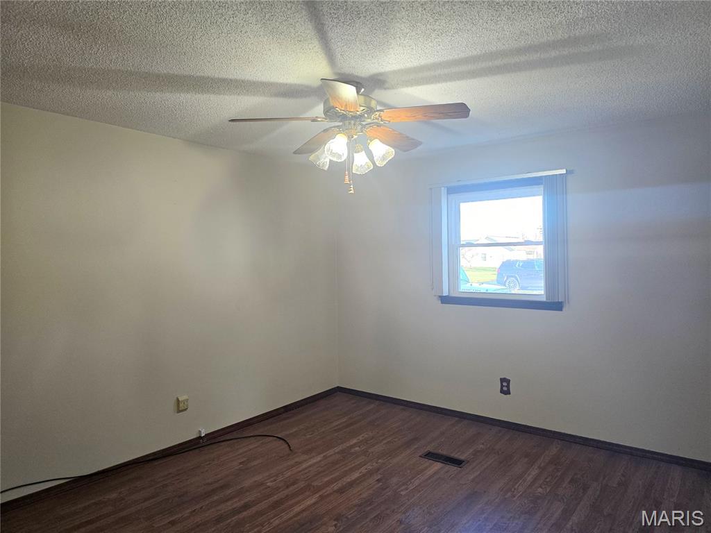 811 Smith Lane Hillsboro, IL 62049 - Photo 23 of 32