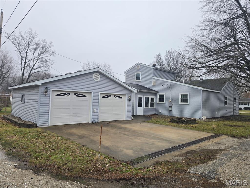 811 Smith Lane Hillsboro, IL 62049 - Photo 4 of 32