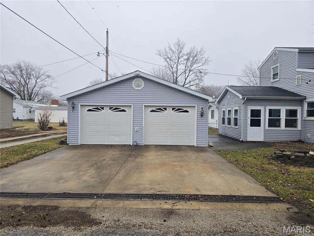 811 Smith Lane Hillsboro, IL 62049 - Photo 5 of 32