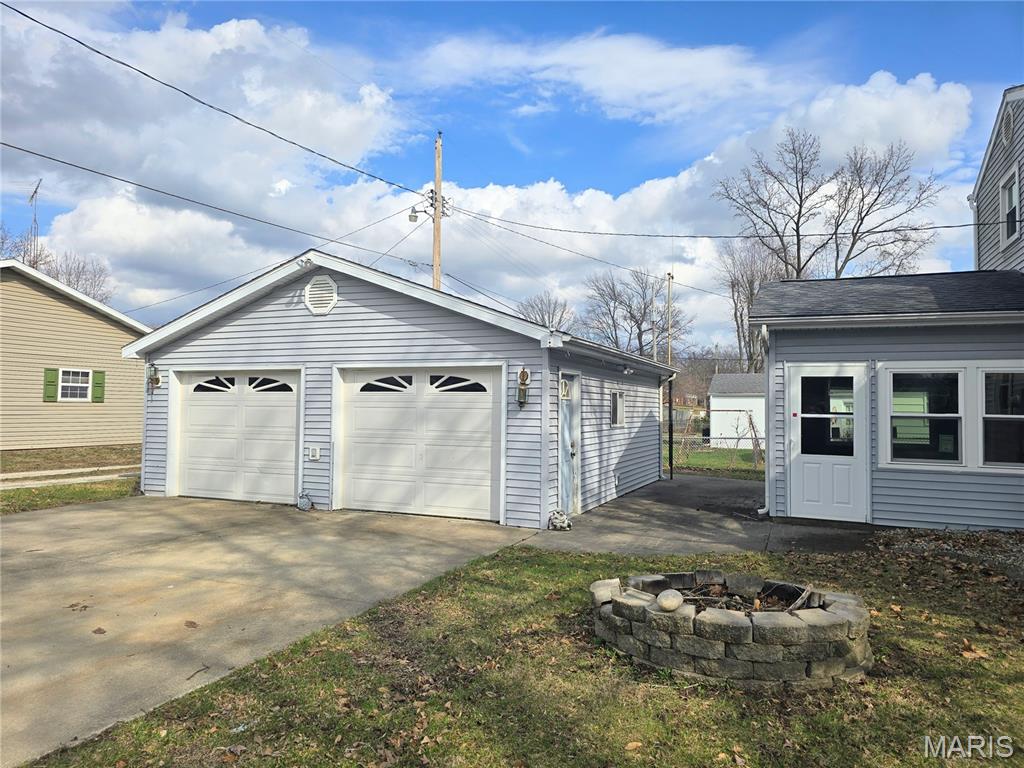 811 Smith Lane Hillsboro, IL 62049 - Photo 6 of 32