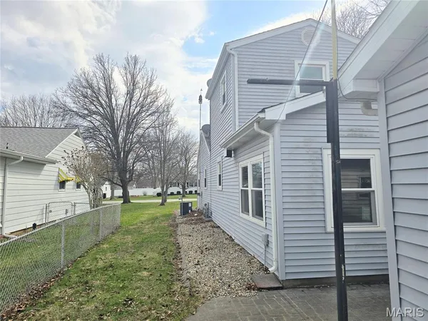 $142,000 | 811 Smith Lane, Hillsboro, IL 62049