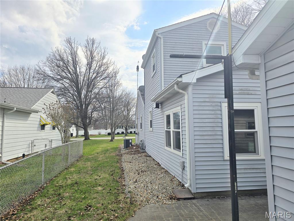 811 Smith Lane Hillsboro, IL 62049 - Photo 8 of 32