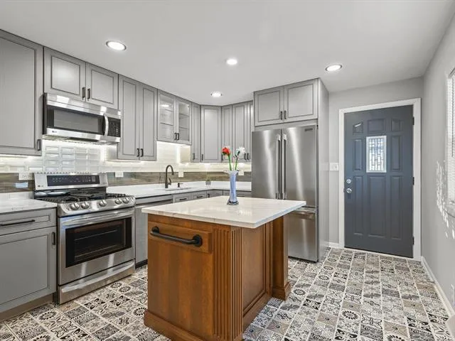 $2,650 | 2205 Clover Avenue, Rockford, IL 61102