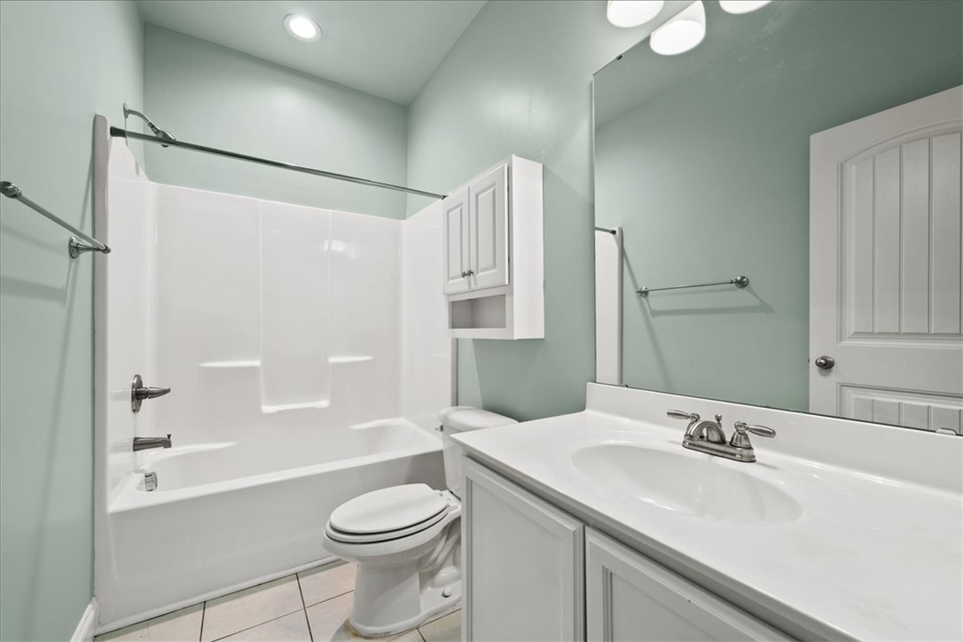 102 Ripplestone Way Anderson, SC 29621 - Photo 18 of 39 A well-appointed bathroom offers a convenient shower/tub combination and ample vanity space.