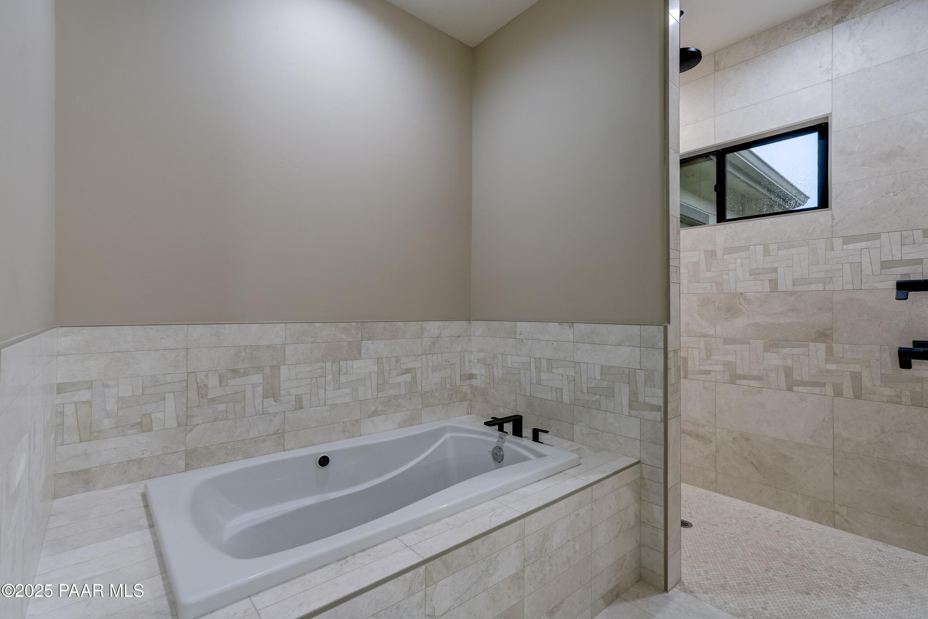 15560 North Elizabeth Way Prescott, AZ 86305 - Photo 21 of 56 023_Master Tub