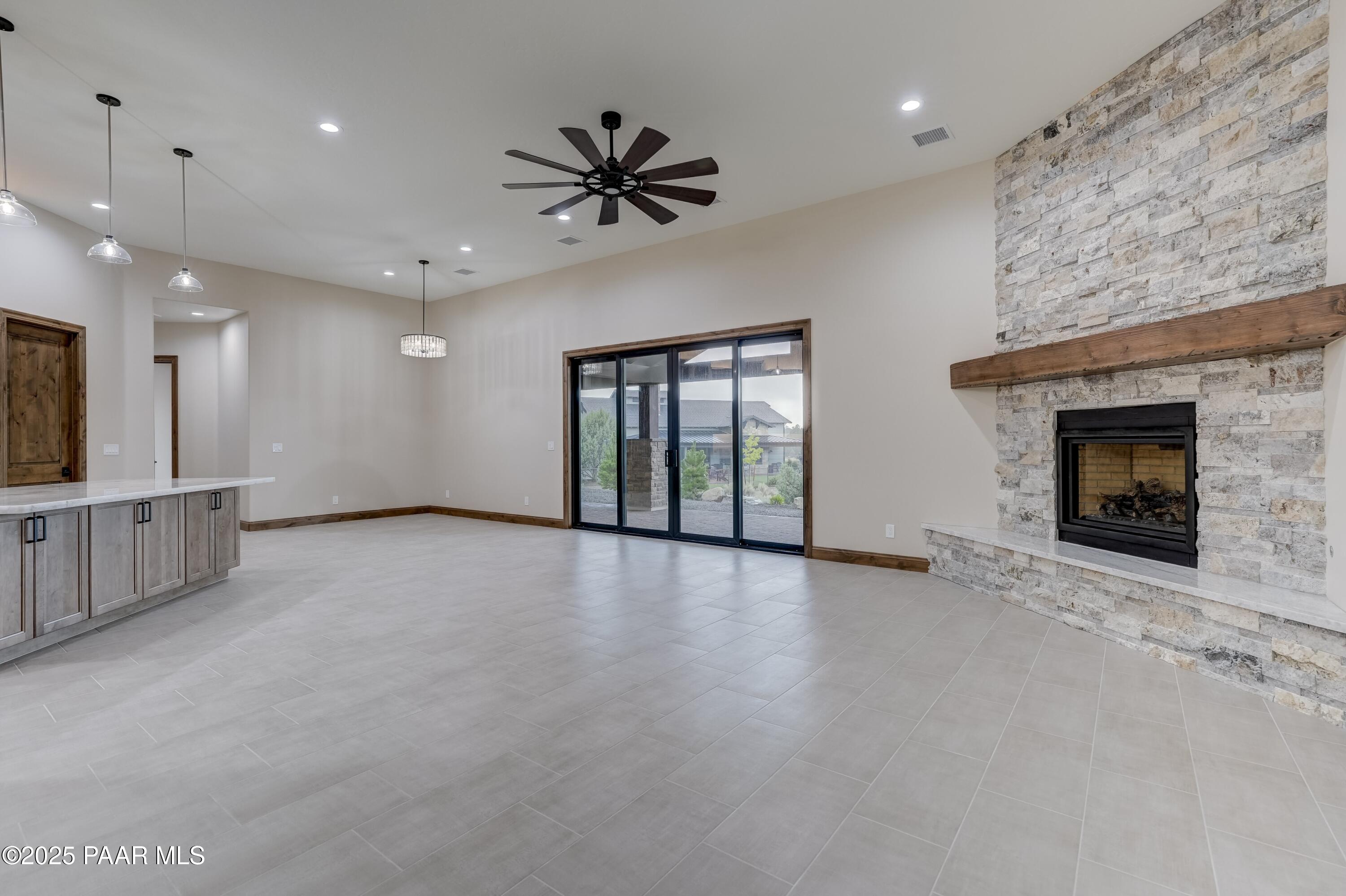 15560 North Elizabeth Way Prescott, AZ 86305 - Photo 7 of 56 009_Great Room