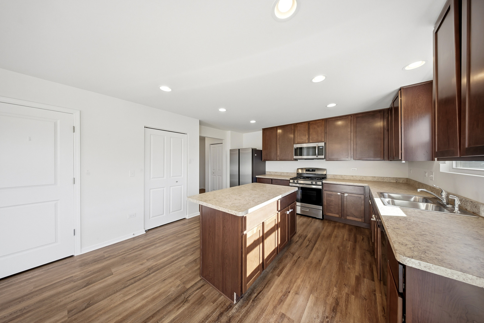 949 Hyte Street Plano, IL 60545 - Photo 17 of 51 a kitchen with a stove a refrigerator and a sink