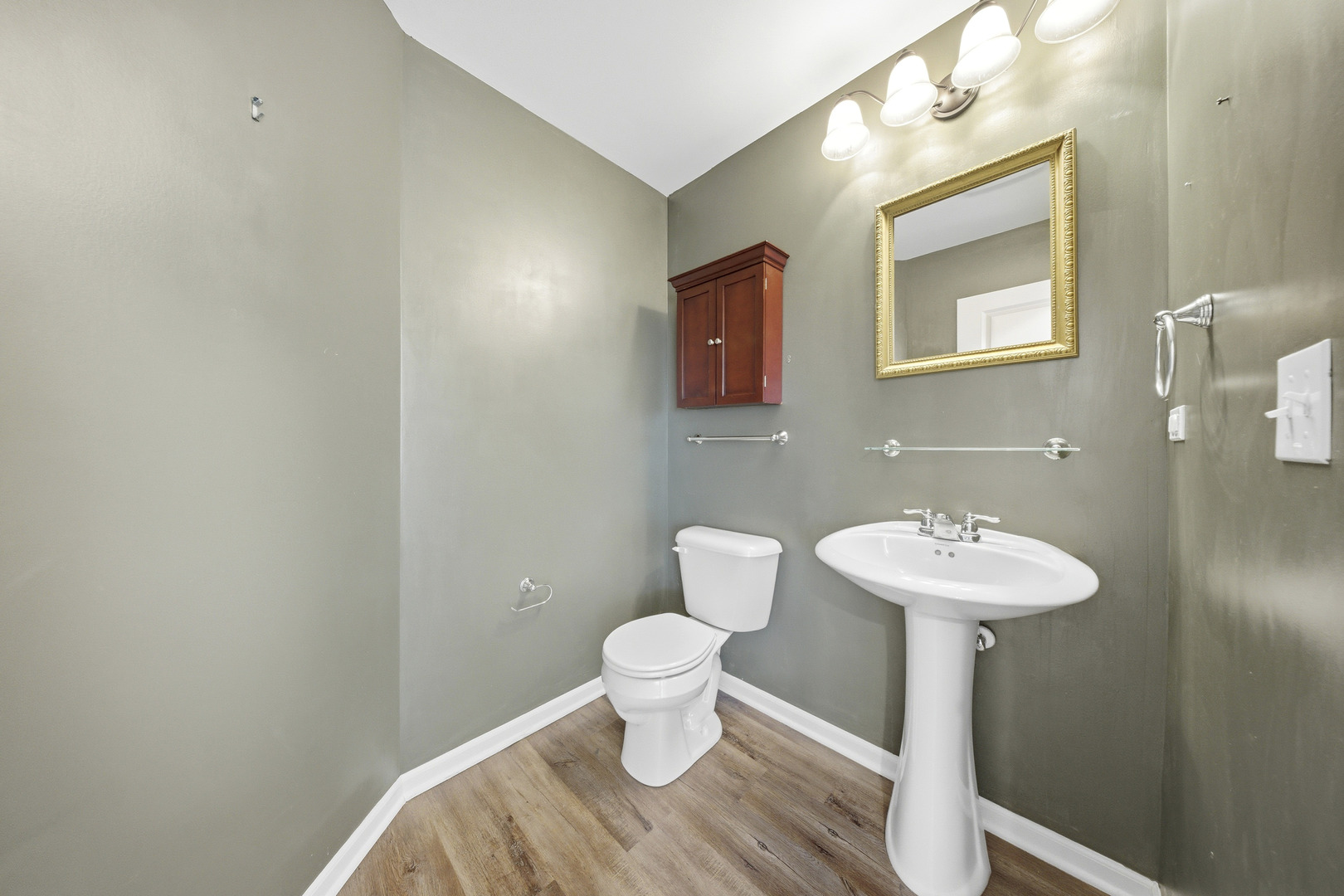 949 Hyte Street Plano, IL 60545 - Photo 18 of 51 a bathroom with a sink toilet and a mirror