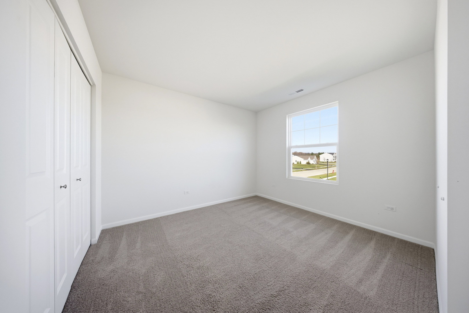 949 Hyte Street Plano, IL 60545 - Photo 19 of 51 a view of an empty room with a window