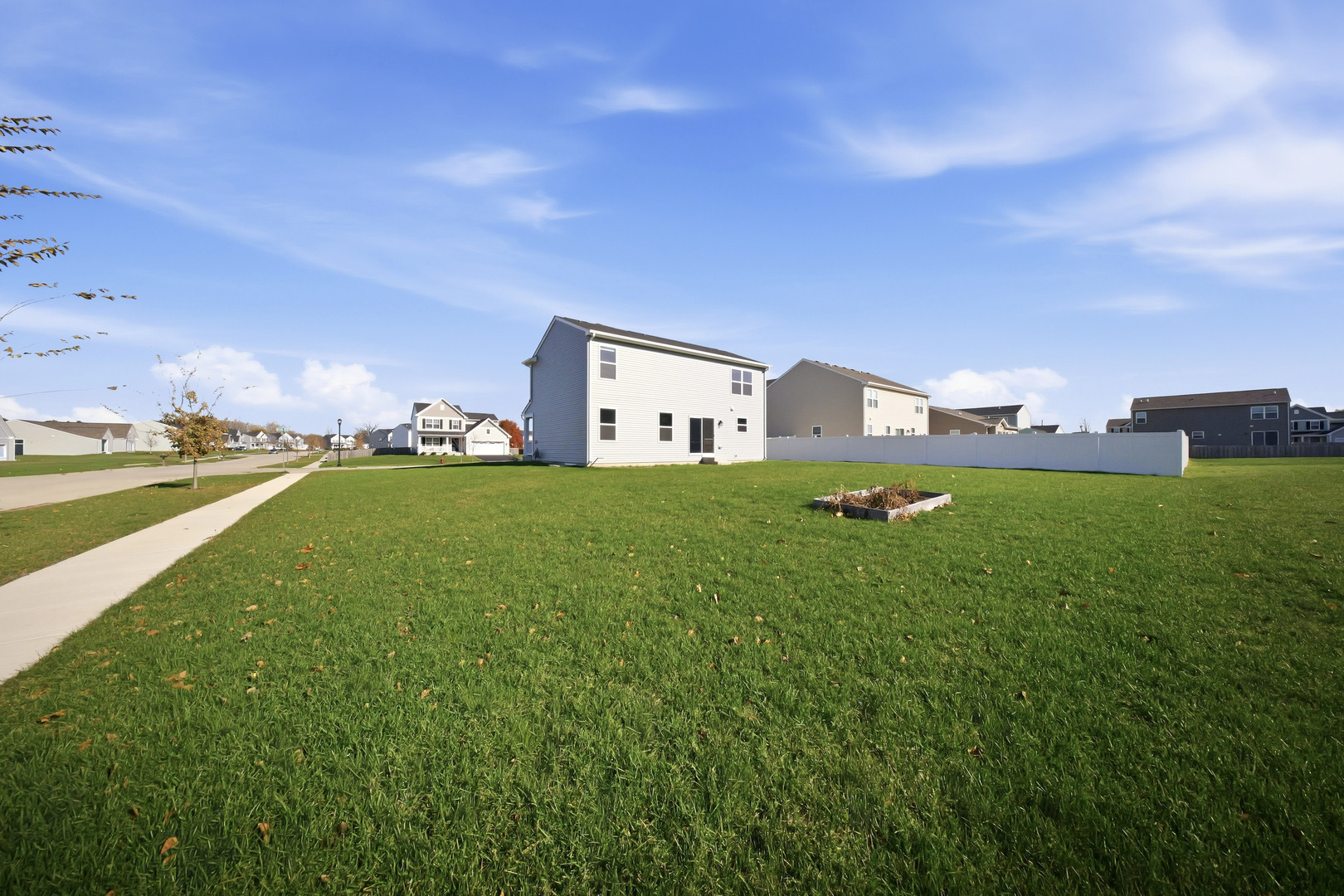 949 Hyte Street Plano, IL 60545 - Photo 40 of 51 a front view of a house with garden