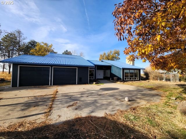 68766 Weatherford Road Arlington, OR 97812 - Photo 1 of 27 a front view of a house with a yard