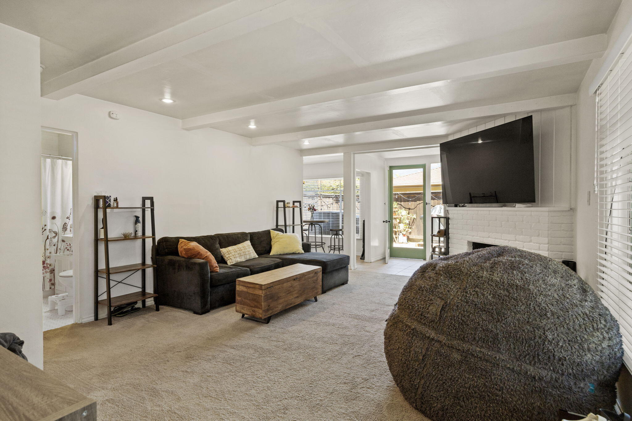 705 Northview Road Santa Barbara, CA 93105 - Photo 7 of 44 Front unit - 705