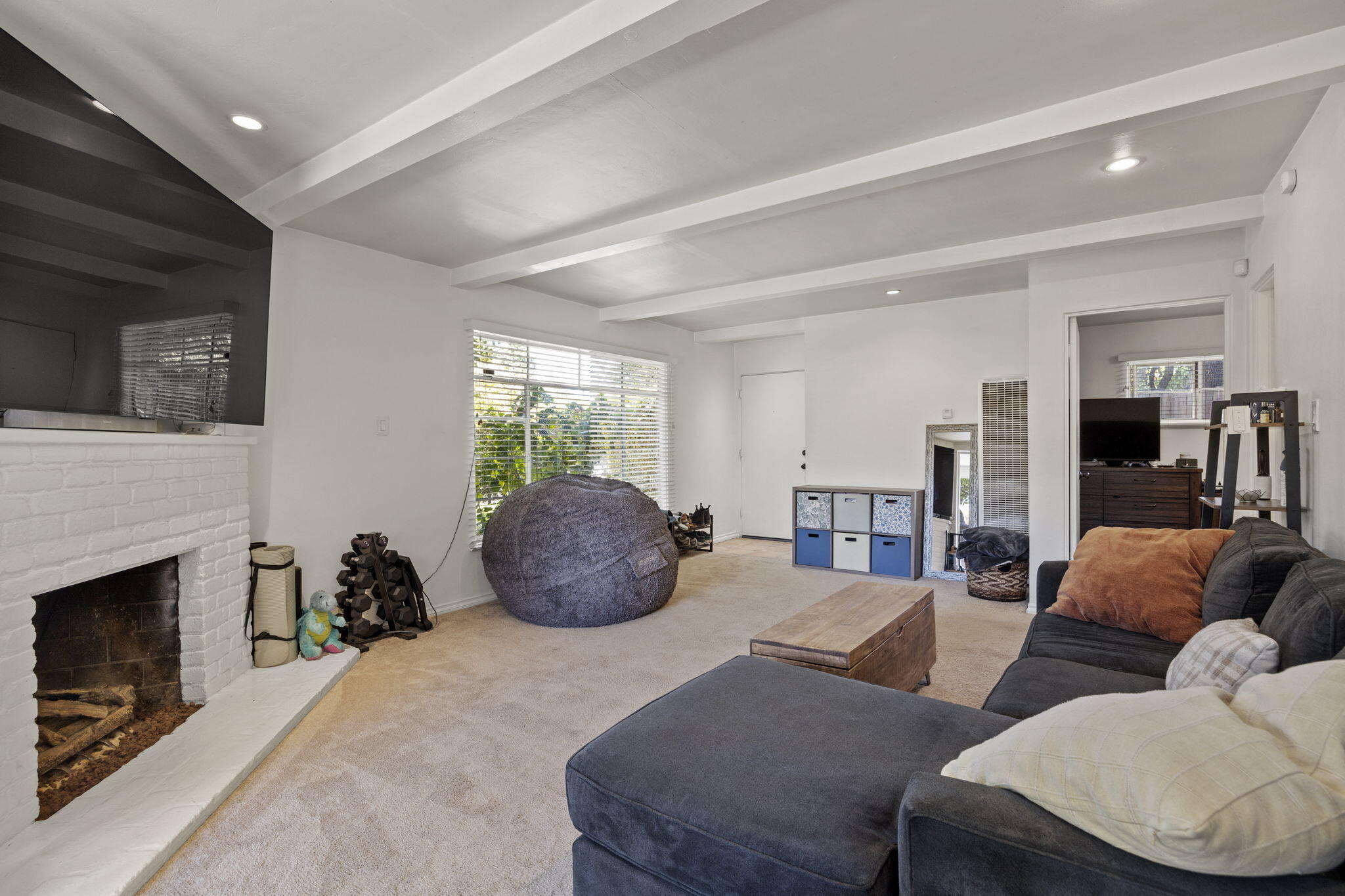 705 Northview Road Santa Barbara, CA 93105 - Photo 8 of 44 front unit