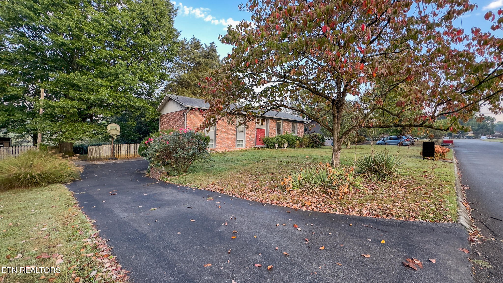 953 Kevin Road, Unit 9 Knoxville, TN 37923 - Photo 4 of 27 Gallery Image 4