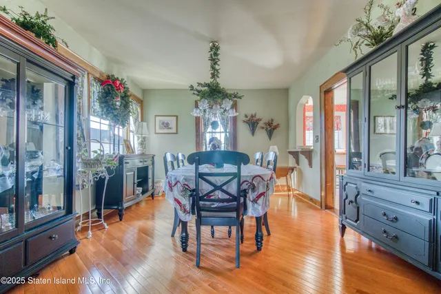 $929,000 | 58 Conyingham Avenue | Randall Manor