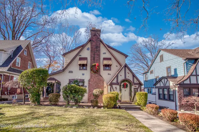 $929,000 | 58 Conyingham Avenue | Randall Manor