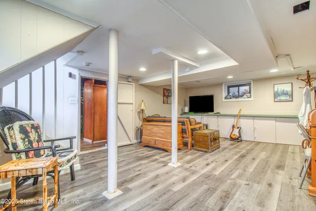 $929,000 | 58 Conyingham Avenue | Randall Manor