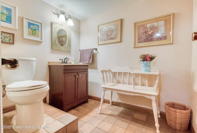 $929,000 | 58 Conyingham Avenue | Randall Manor